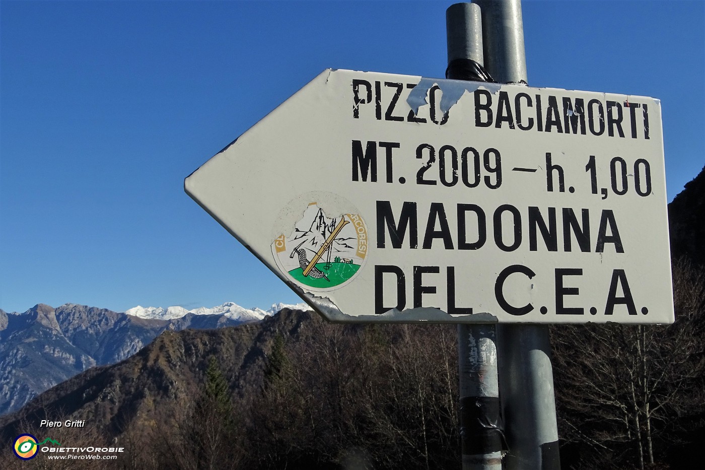 33 Incrocio di sentieri al Passo Baciamorti (1541 m), io proseguo a dx per il Pizzo Baciamorti con la Madonnina del C.E.A..JPG